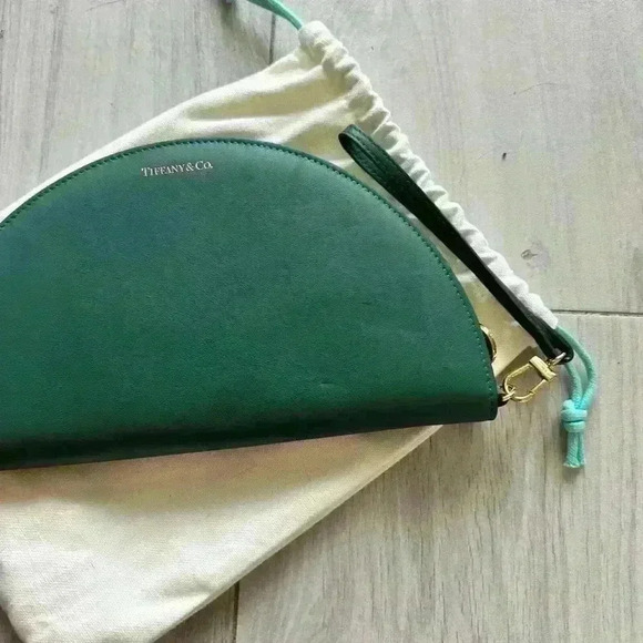 Gorgeous Authentic Tiffany & Co emerald green wristlet - Picture 4 of 4